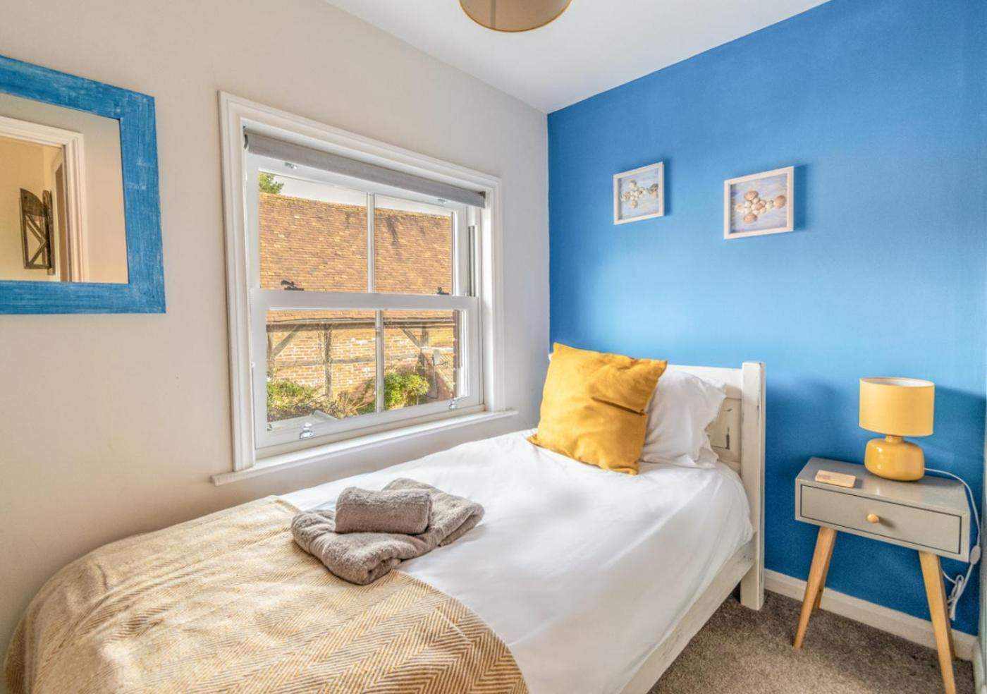 Stylish 2 Bedrooms Cosy & Bright Cottage, Pet Friendly, Sleeps 5, Titchfield Village - Summer Special Offer!! - By Blue Puffin Stays Dış mekan fotoğraf