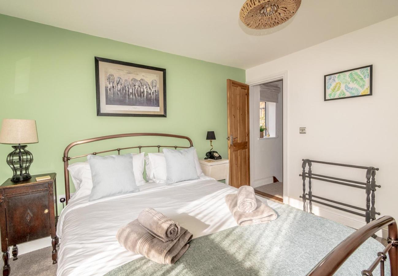 Stylish 2 Bedrooms Cosy & Bright Cottage, Pet Friendly, Sleeps 5, Titchfield Village - Summer Special Offer!! - By Blue Puffin Stays Dış mekan fotoğraf