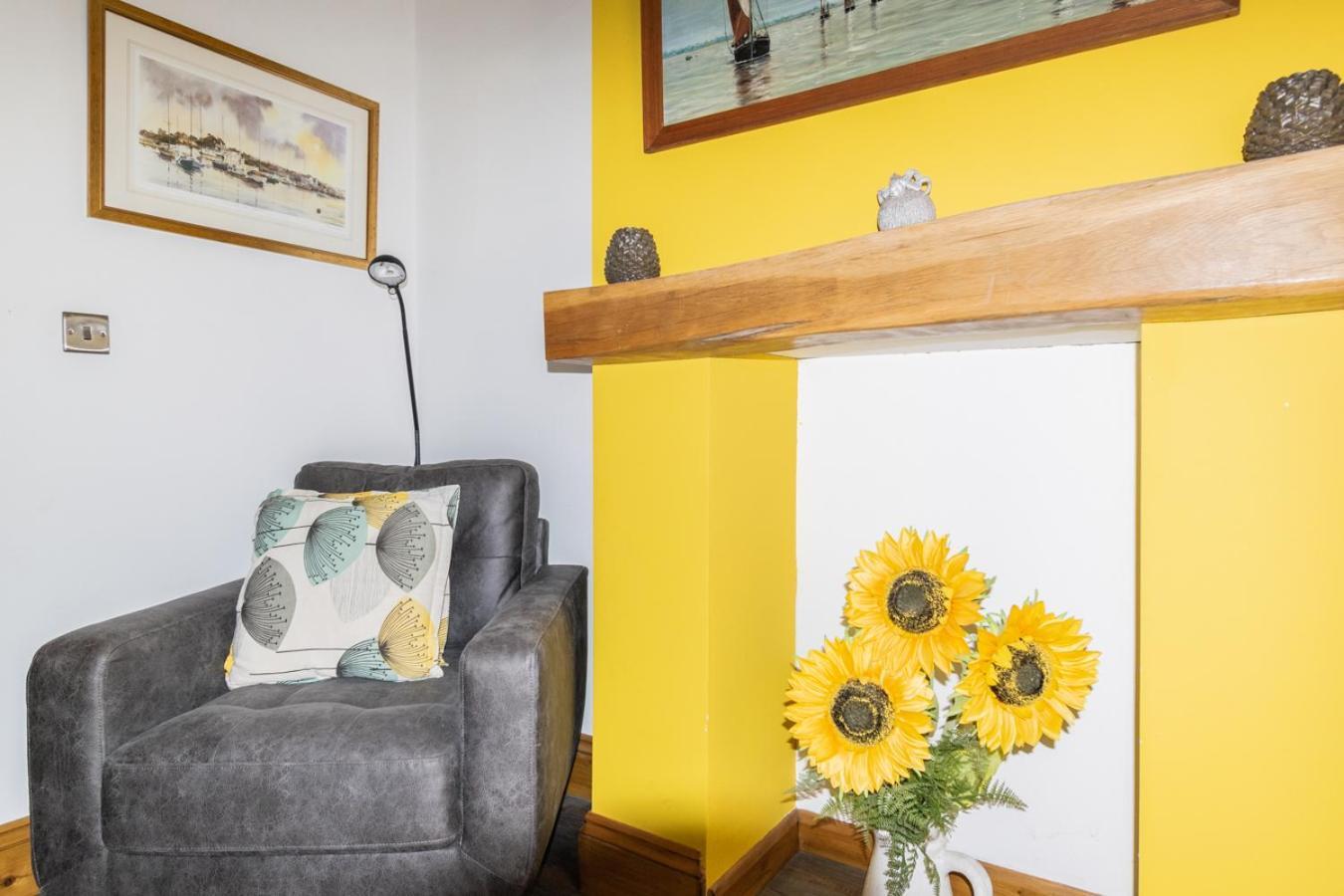 Stylish 2 Bedrooms Cosy & Bright Cottage, Pet Friendly, Sleeps 5, Titchfield Village - Summer Special Offer!! - By Blue Puffin Stays Dış mekan fotoğraf