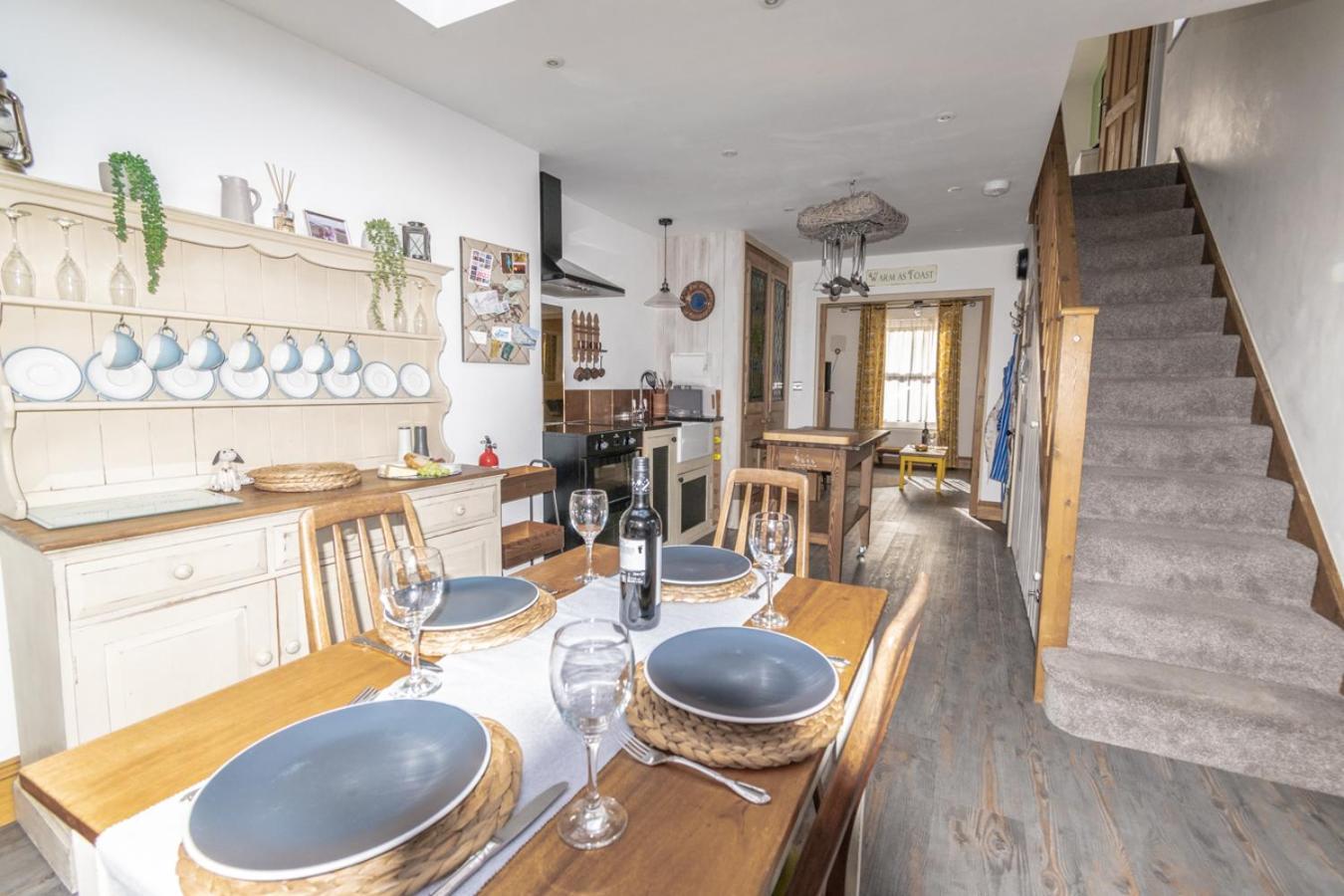 Stylish 2 Bedrooms Cosy & Bright Cottage, Pet Friendly, Sleeps 5, Titchfield Village - Summer Special Offer!! - By Blue Puffin Stays Dış mekan fotoğraf