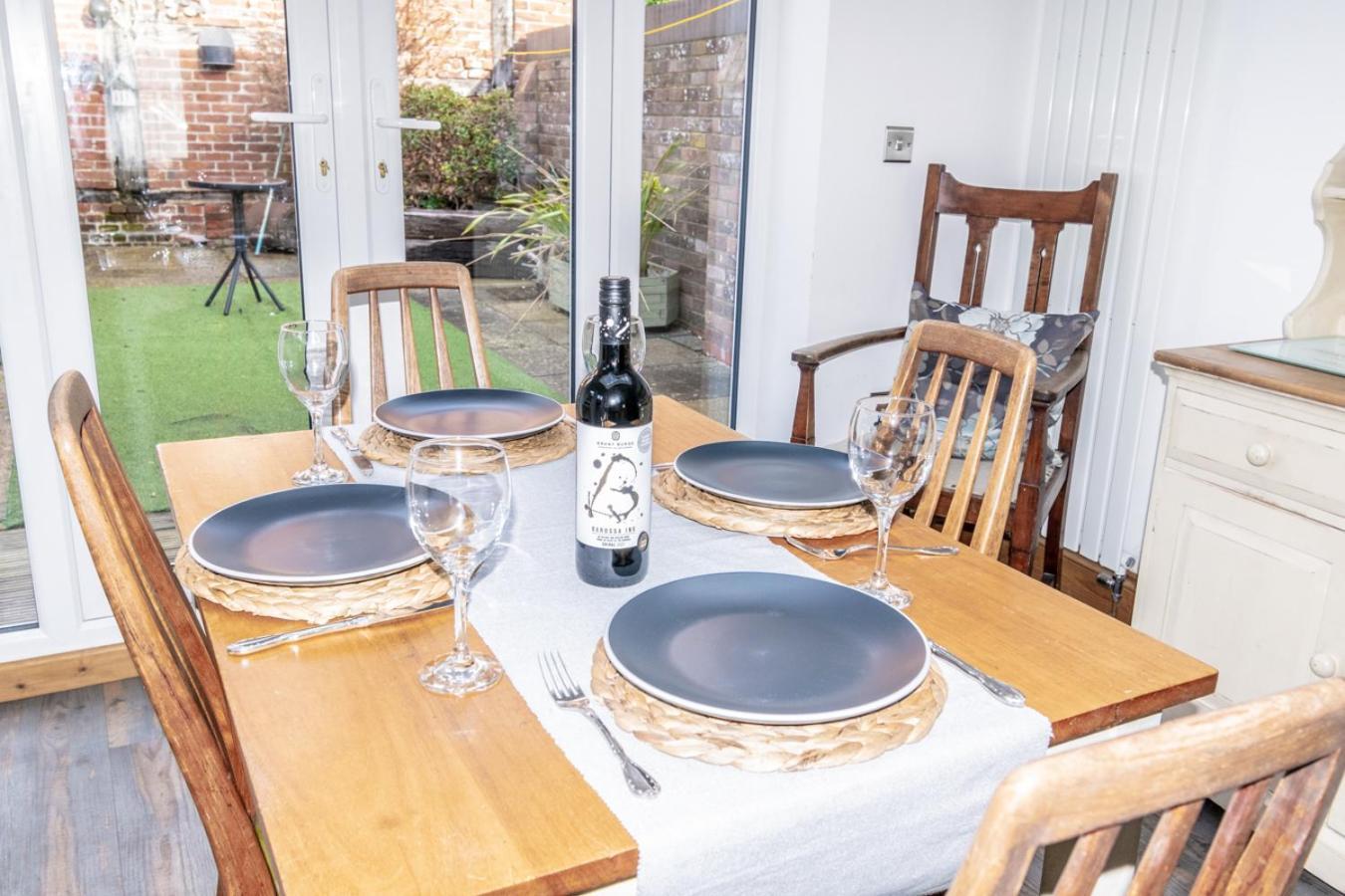 Stylish 2 Bedrooms Cosy & Bright Cottage, Pet Friendly, Sleeps 5, Titchfield Village - Summer Special Offer!! - By Blue Puffin Stays Dış mekan fotoğraf